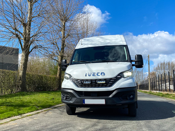 Zestaw dwóch lamp LAZER TRIPLE-R 750 (Gen2) z systemem montażu w fabrycznym grillu - Iveco Daily (2019 -)