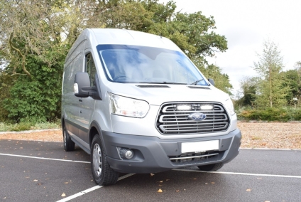 Zestaw dwóch lamp LAZER ST4 Evolution z systemem montażu w fabrycznym grillu - Ford Transit (2015 - 2019)